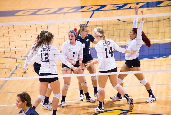 Women’s Volleyball Sweeps FSC, Advances to Conference Semis