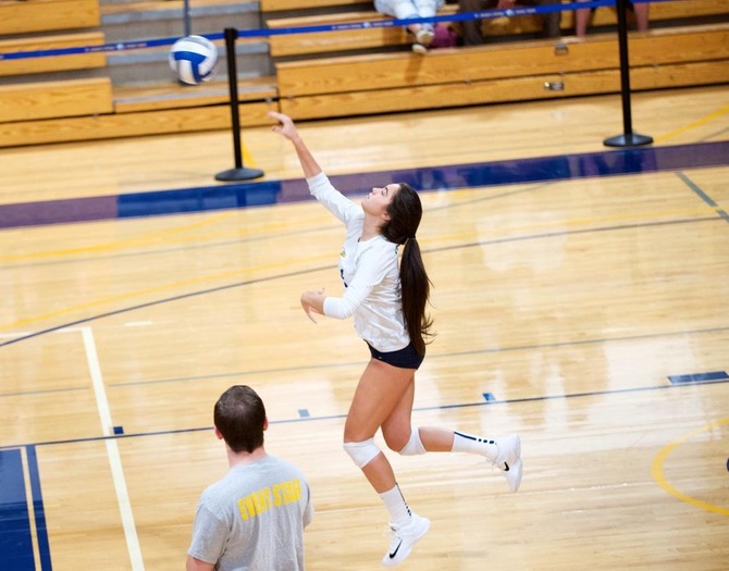 Women’s Volleyball Tops Baruch, Falls to Manhattanville at Home on Saturday