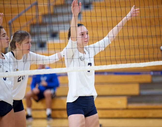 Women’s Volleyball Sweeps CCNY on the Road