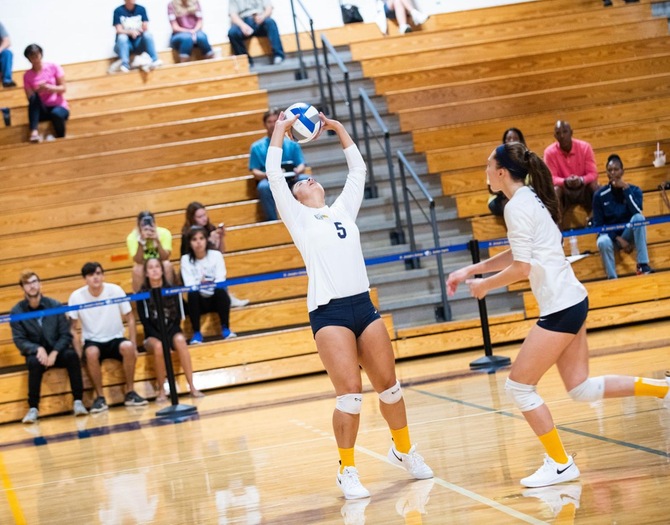 Women's Volleyball Posts a Non-Conference Split at Baruch Tri-Match