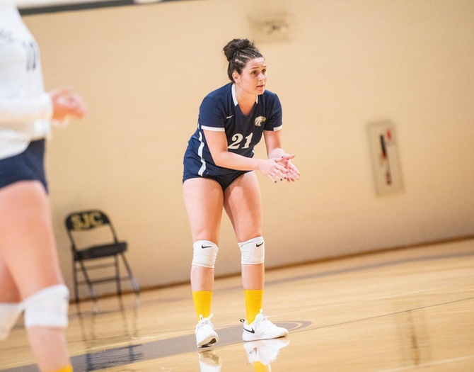 Women's Volleyball Sweeps Bears for First Skyline Win