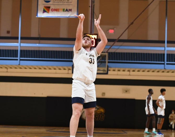 Malloy Leads Men's Basketball to 5th Straight Win