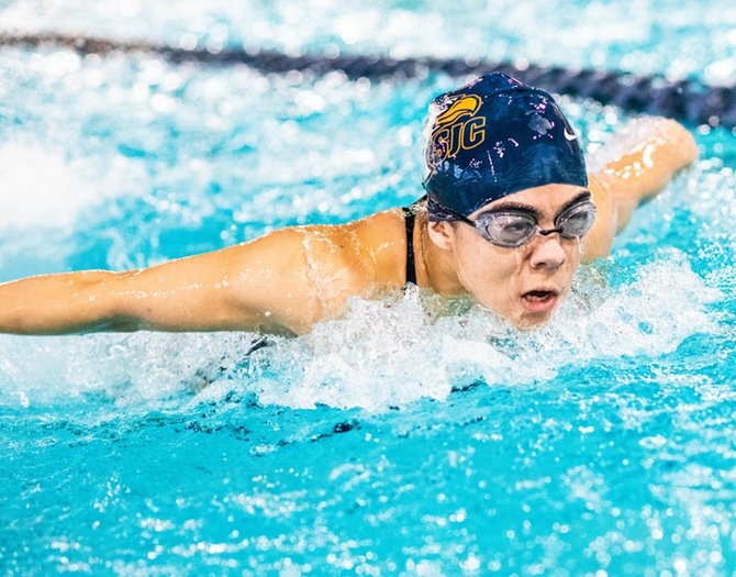 Women’s Swimming Splits Double-Duel at Baruch