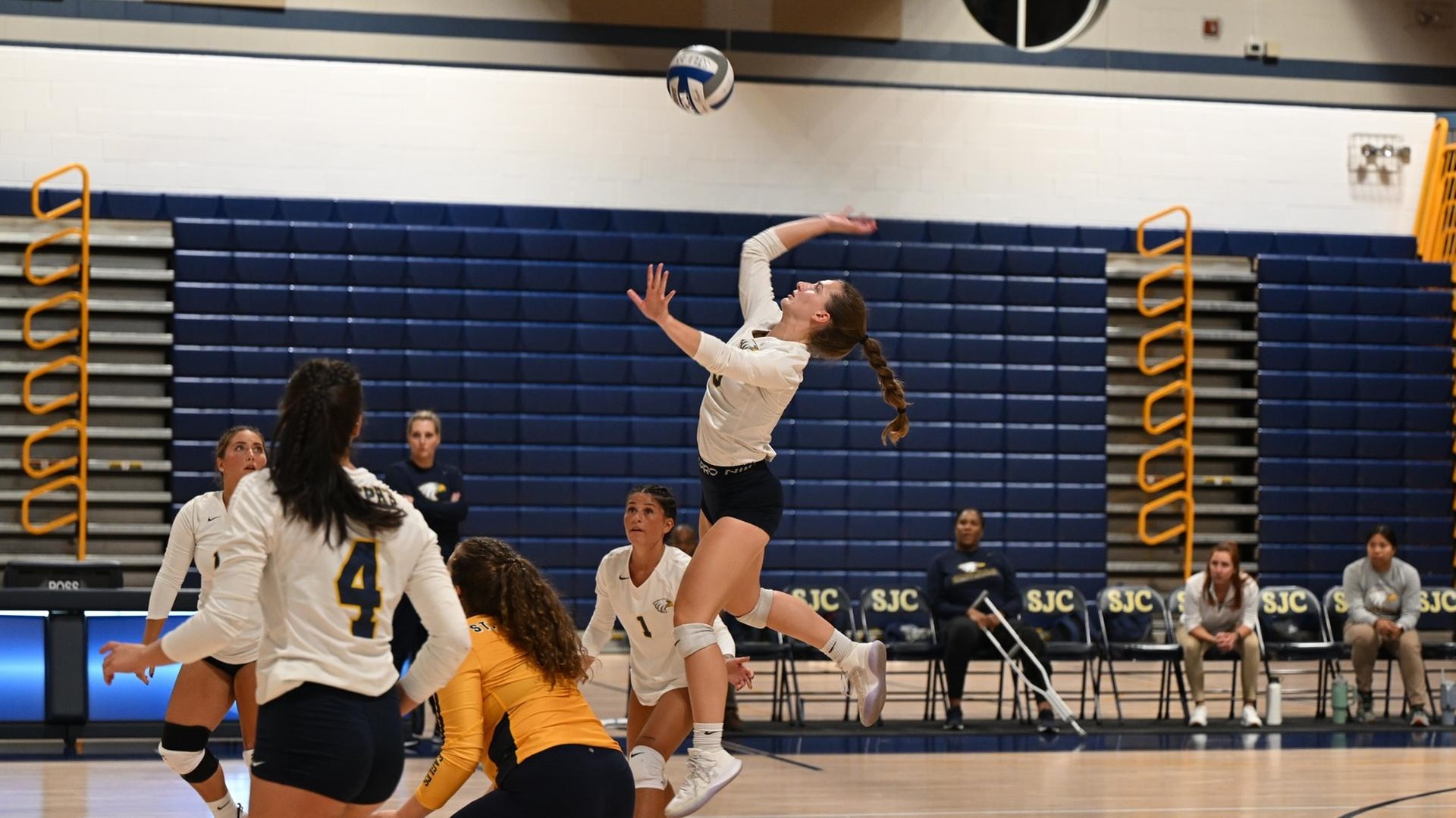 Women's Volleyball Falls in Five to USMMA